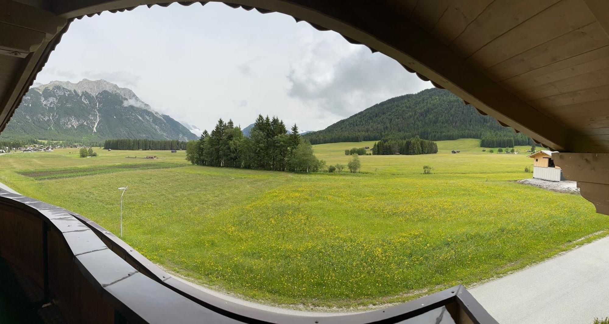 ロイタシュHaus Am Waldrandアパートメント エクステリア 写真